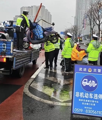 武进万达周边严管非机动车违停 违停车辆将依法拖移保障道路畅通