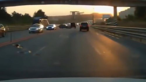 道路惊魂 机动车故障引发严重损毁事故