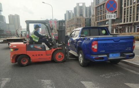 开学在即 北京昌平交警为“神兽”治理交通环境 道路机动车有序同行